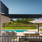 Modern Tia I With Outdoor Pool In Porec Nova Vas