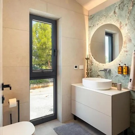 Modern Tia I With Outdoor Pool In Porec *