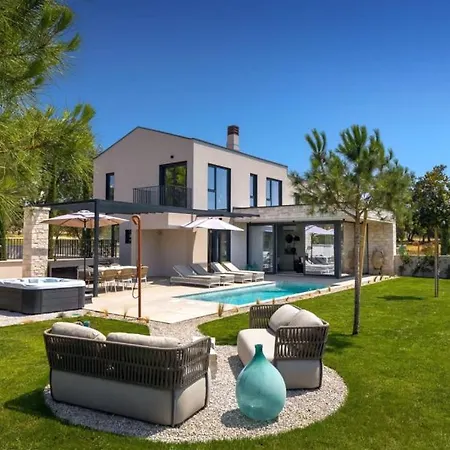 Modern Tia I With Outdoor Pool In Porec *