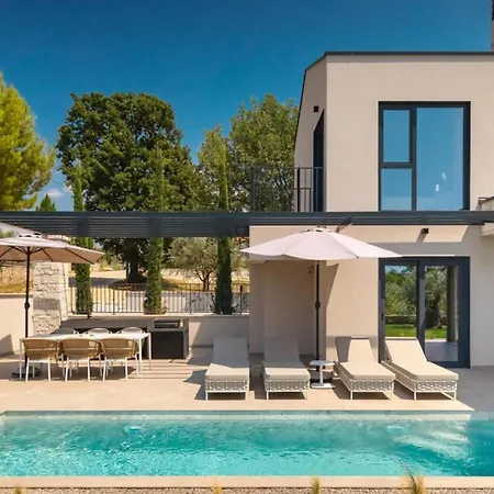 Modern Tia I With Outdoor Pool In Porec *